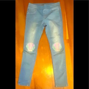 Girls light wash Jeggings w Shell Patch on knees